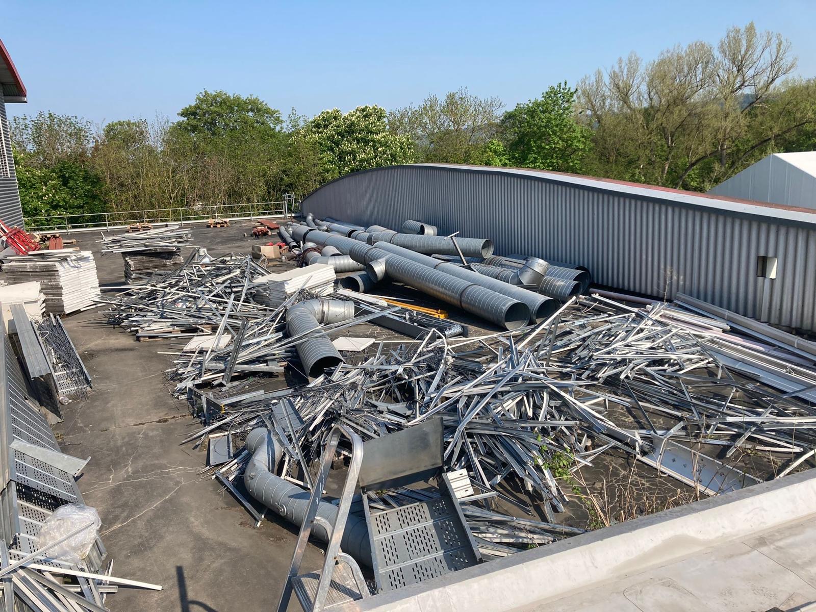 Geräumter Dachbereich mit Metallschrott und Lüftungsrohren – Rückbau durch Nöllgen & Sohn