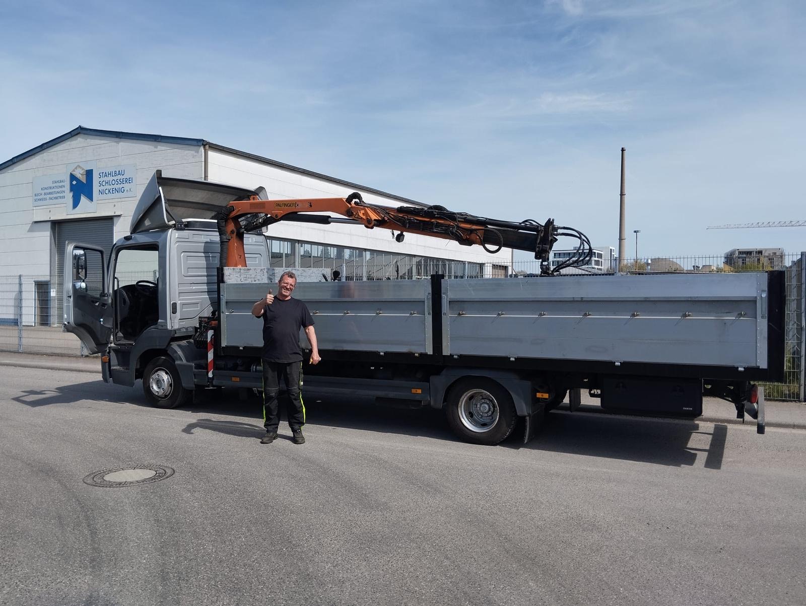 LKW mit Ladekran bereit zur Schrott-Abholung – Nöllgen & Sohn